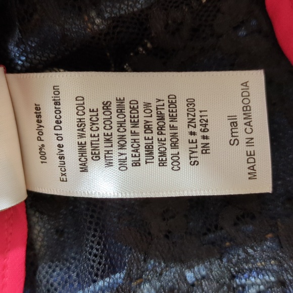 Zanzibar' WRAP IN RED Fine floral lace insets atop the shoulders size small - Picture 5 of 5